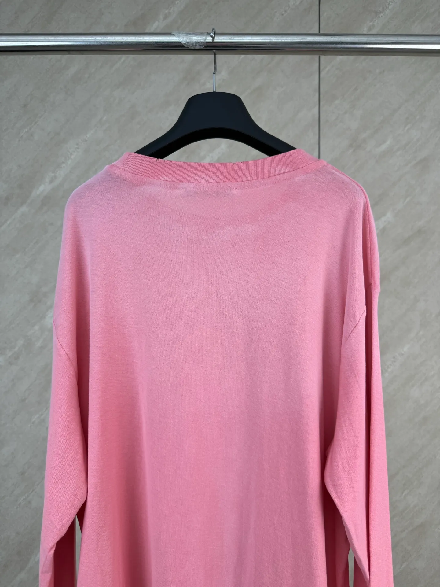 Acne Studio distressed pink blurred letter print long-sleeved T-shirt Size: S/M/L/XL Made of 145g/㎡ 85 cotton 15 linen blended jersey jersey. The fabric has been treated with enzyme stone washing and pre-shrinking shaping processes. It combines the softness of cotton and the natural Breathable texture of linen. The fabric surface presents a natural and subtle bamboo texture. The style is a slightly loose straight short long-sleeved cut. The neckline is made of a ribbed crew neck made of this material. The edges of the collar are frayed by hand with distressed raw edges. The inner collar is made of ring-stitched collar technology to resist stretching and sagging for a long time. The front of the body is printed with Retro crack glue printing technology and the ink is treated with aging cracks to restore the worn texture of the vintage. The shoulder seams and side seams are reinforced with four-thread overlock seams, and the cuffs and hem are closed with narrow hems and double-needle flat turning seams. The cotton and linen blended base has a matte washed matte color, with a distressed collar and Retro cracked printing. It combines natural linen and cotton blended fabrics, enzyme washing technology and a relaxed short long-sleeved silhouette, taking into account the suitability for both single wear and inner wear, and fully presents the fine washing and printing process details of Nordic Retro ready-to-wear.